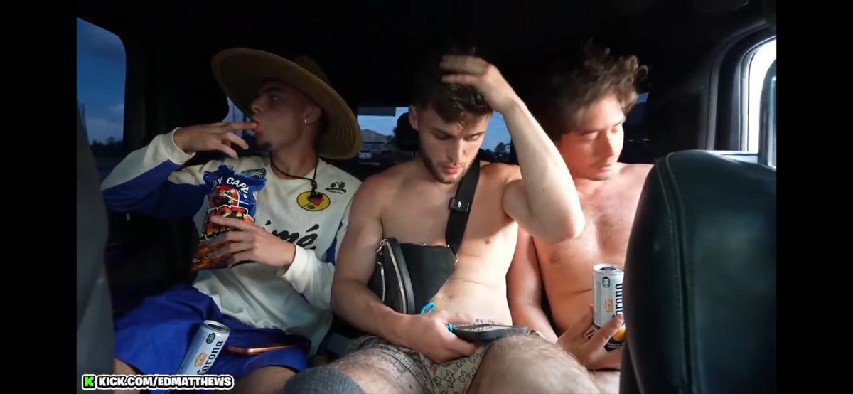 _CJSwiift's tweet photo. OM living his best life 😂😂😂 https://t.co/WwSz0Utcns