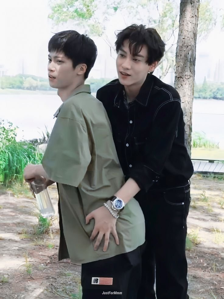 How to get your crush to notice you by Ziyu-
Stick out your butt in front of them (Same leizi same)