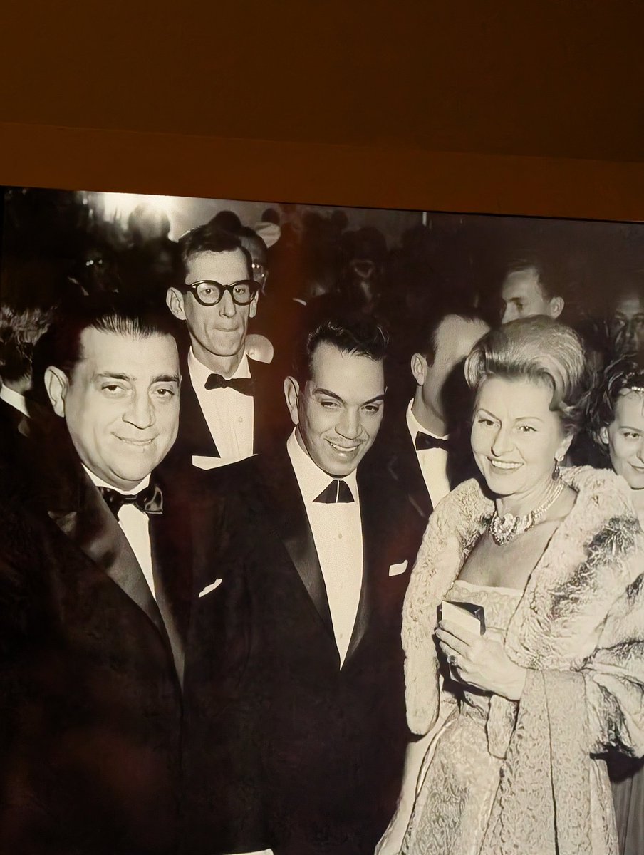 MoisesESaba's tweet photo. Excelente exposición de Gelman Santander Frida Kalo y Diego Rivera y foto de Mario Moreno Cantinflas y Kurt Reynolds. https://t.co/GnnxZRtpCY
