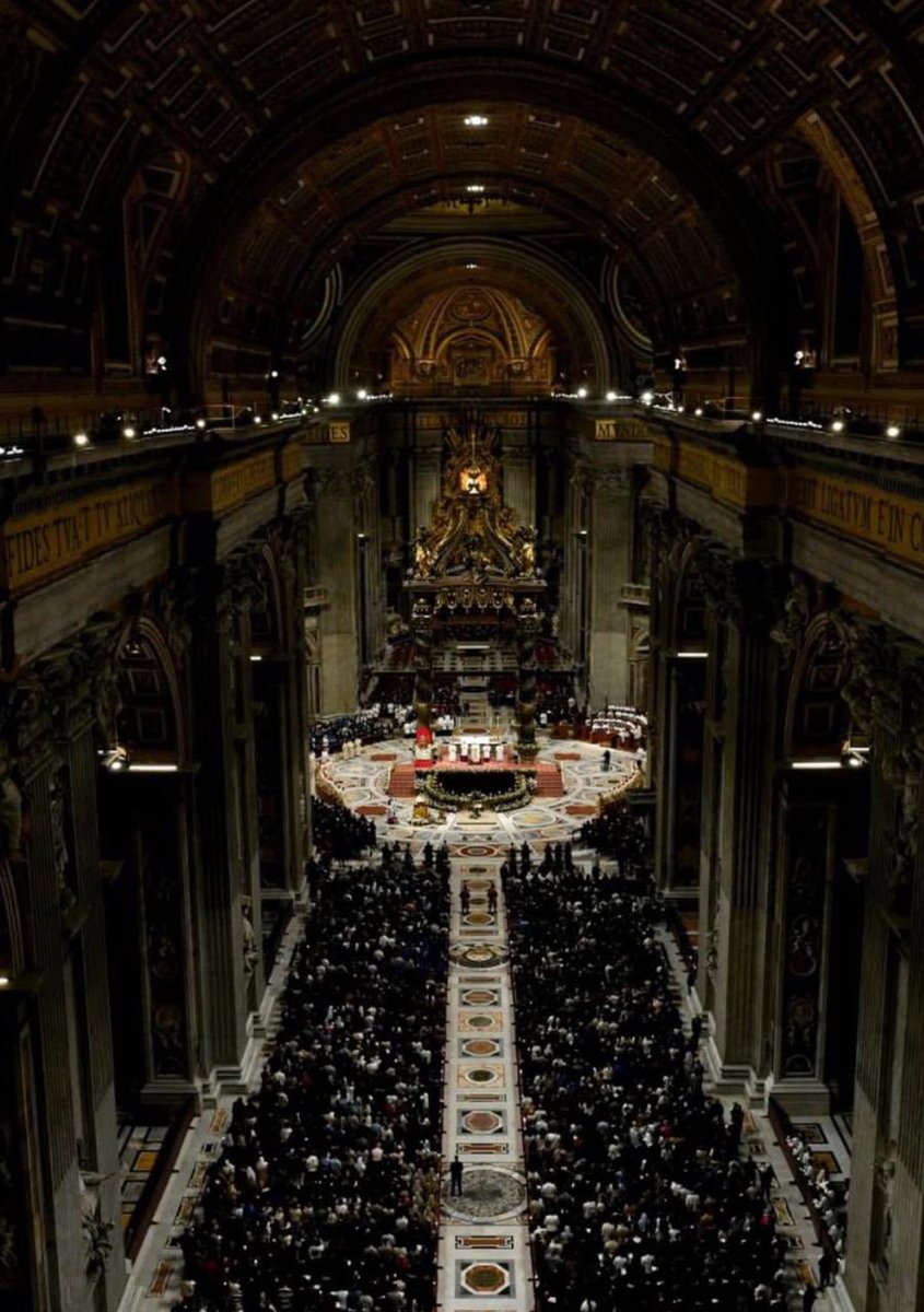 vickagarf's tweet image. The light radiates progressively in the Basilica filled with the faithful – “the light that unites us in the church like a lamp for the world” – said the Pope in his homily this Holy Saturday.
#HolySaturday #VenerdìSanto #HolyWeek #PapaLeoneXIV #PapaLeãoXIV #PopeLeoXIV