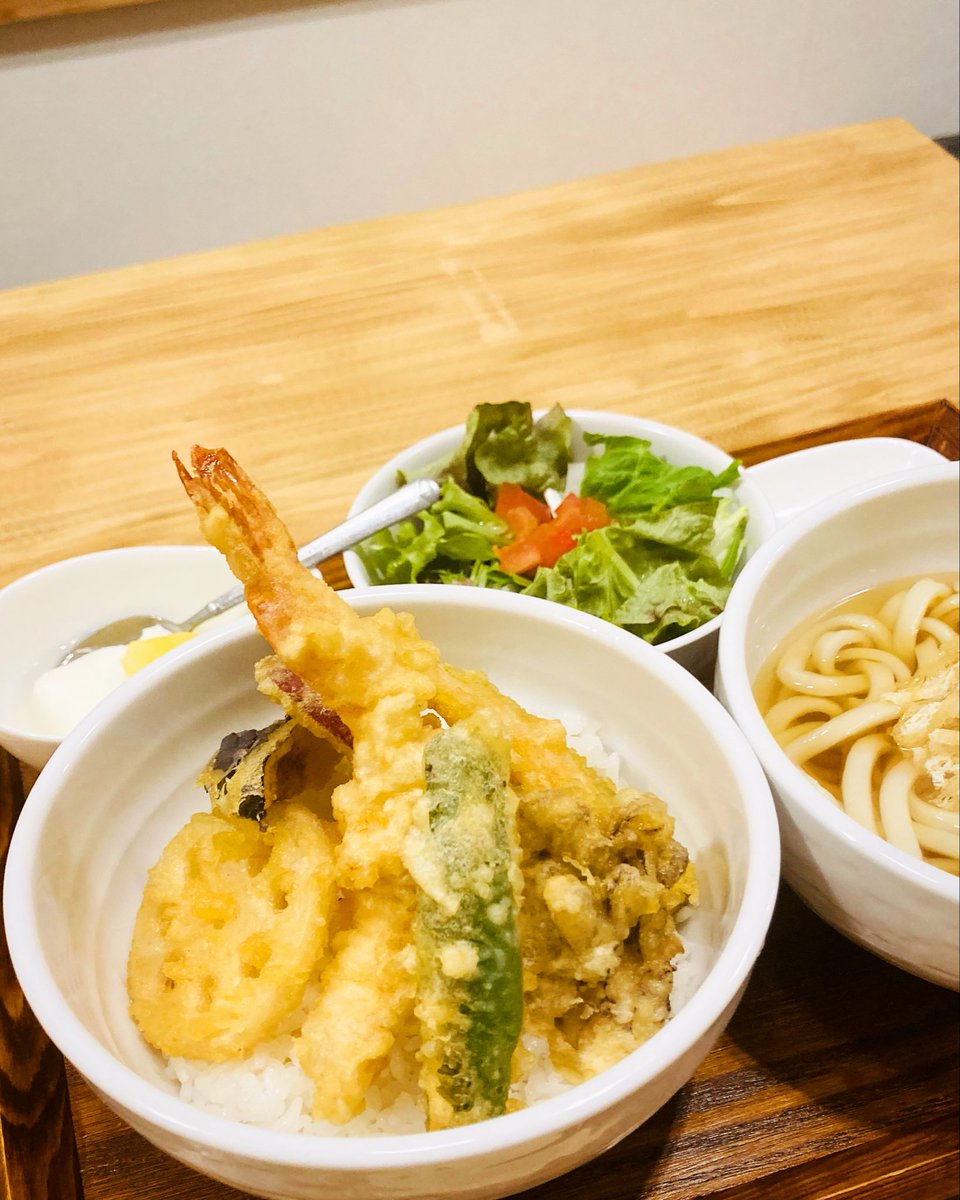 🌥️ 札幌 14℃ 曇り
この海老天、見てほしい。
天丼＋うどんセット——
サクサクの天ぷらとご飯、そして出汁うどんが一度に揃う贅沢なランチです🍤
どんよりした空も、これが来たら関係ない。
#天丼うどんセット #札幌ランチ #札幌グルメ #天丼 #うどん土間