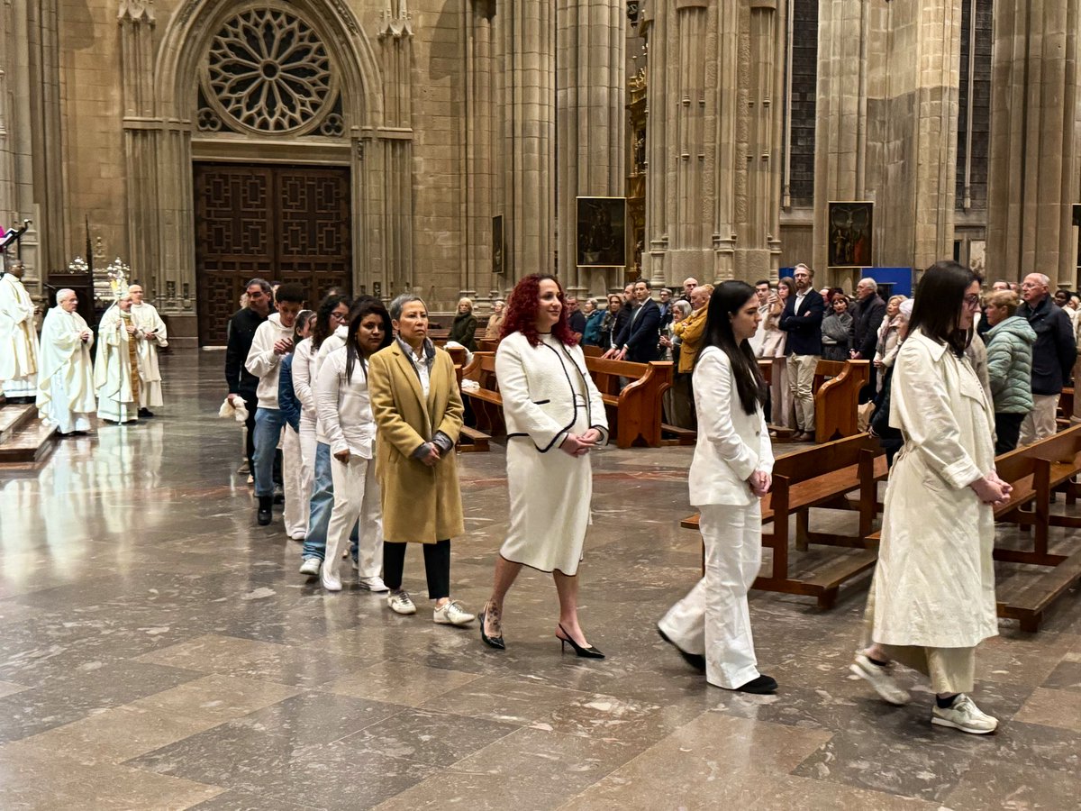 DiocesisVitoria's tweet photo. VIGILIA PASCUAL 🕯️ | En esta Noche Santa de la #VigiliaPascual, la alegría llena la Iglesia por la #resurrección de Jesús. En nuestra Diócesis se dobla este júbilo por 10 nuevos #bautizados, quienes desde hoy tiene a Cristo como esperanza y fuerza en sus vidas. https://t.co/oUbQnaGKtZ