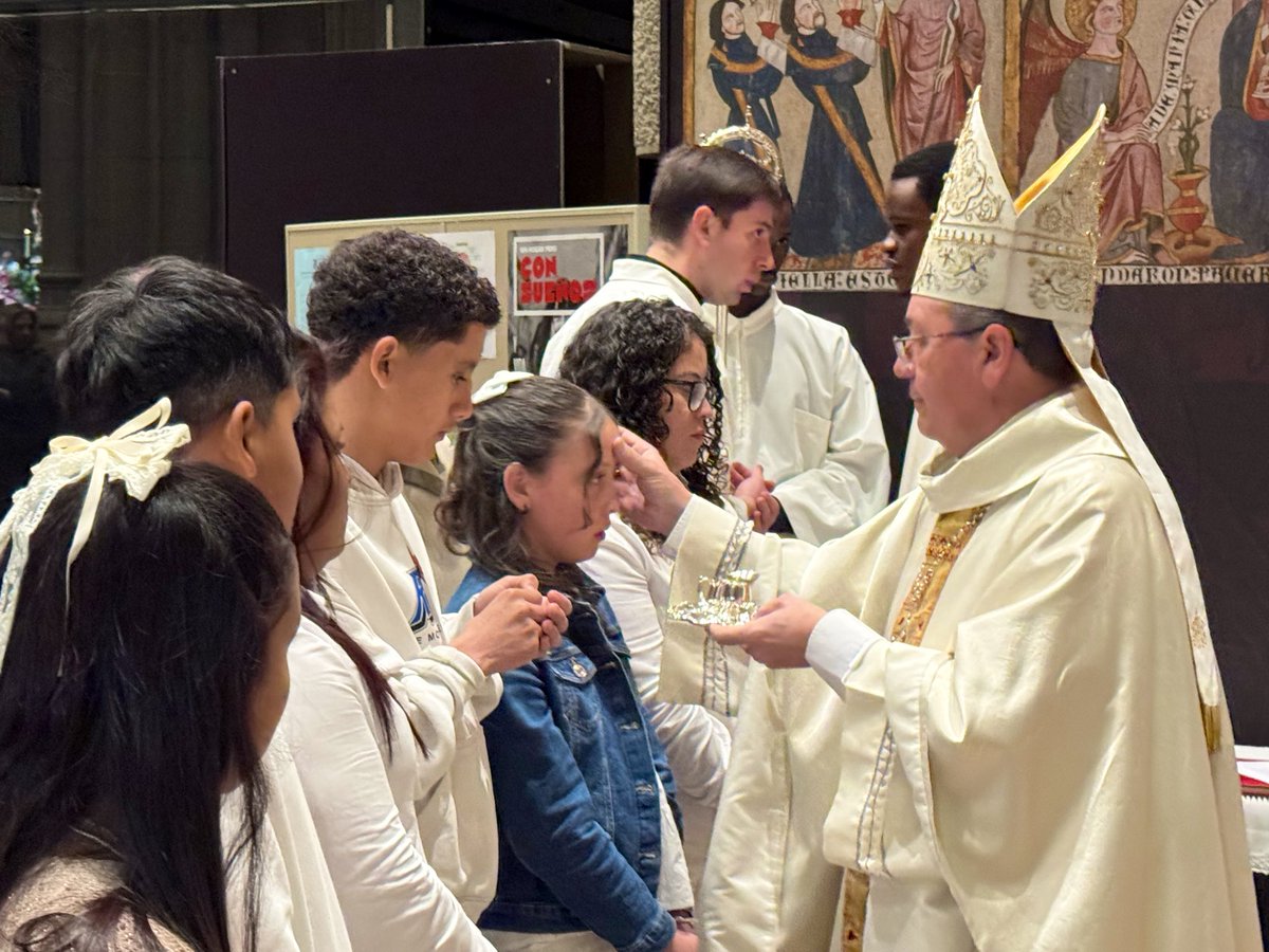 DiocesisVitoria's tweet photo. VIGILIA PASCUAL 🕯️ | En esta Noche Santa de la #VigiliaPascual, la alegría llena la Iglesia por la #resurrección de Jesús. En nuestra Diócesis se dobla este júbilo por 10 nuevos #bautizados, quienes desde hoy tiene a Cristo como esperanza y fuerza en sus vidas. https://t.co/oUbQnaGKtZ