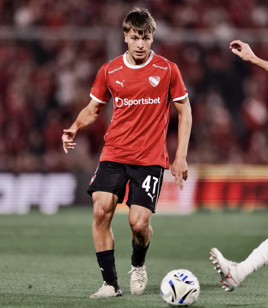Mateo Perez Curci.

El jugador que cambió el partido poniendo la pelota al piso y haciendo jugar al equipo. El partido se ganó acá.

ADN INDEPENDIENTE.