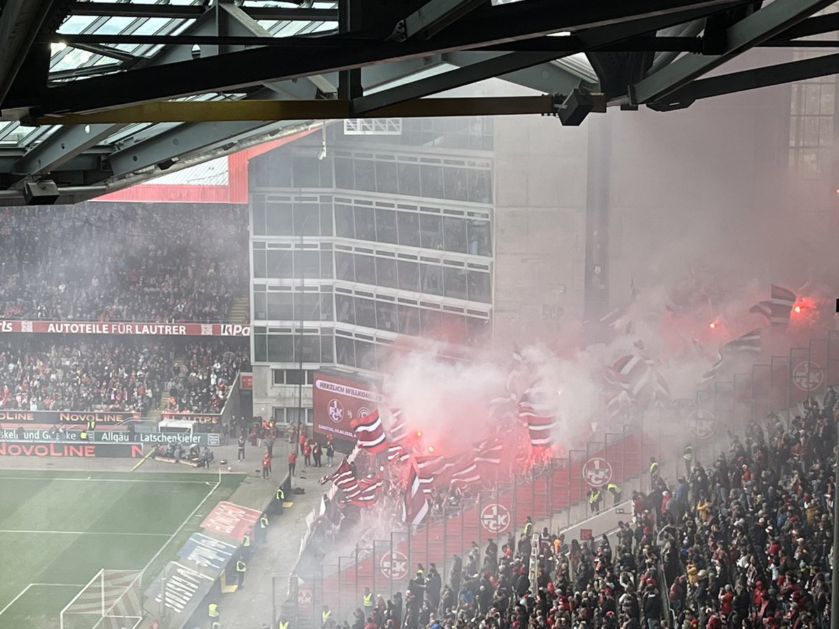 JJTilburg's tweet photo. Vandaag maar weer eens de auto ingestapt om te gaan hoppen ditmaal met wat vrienden uit Antwerp! 1.FC Kaiserslautern- Fortuna Düsseldorf (3-0). Wat een bizar vet stadion in zo’n regio, wel jammer dat we 400 tredes omhoog moesten lopen🙃. #FCKF95 (de pizza was btw 50 CM😝 https://t.co/hYYdf9vTn8