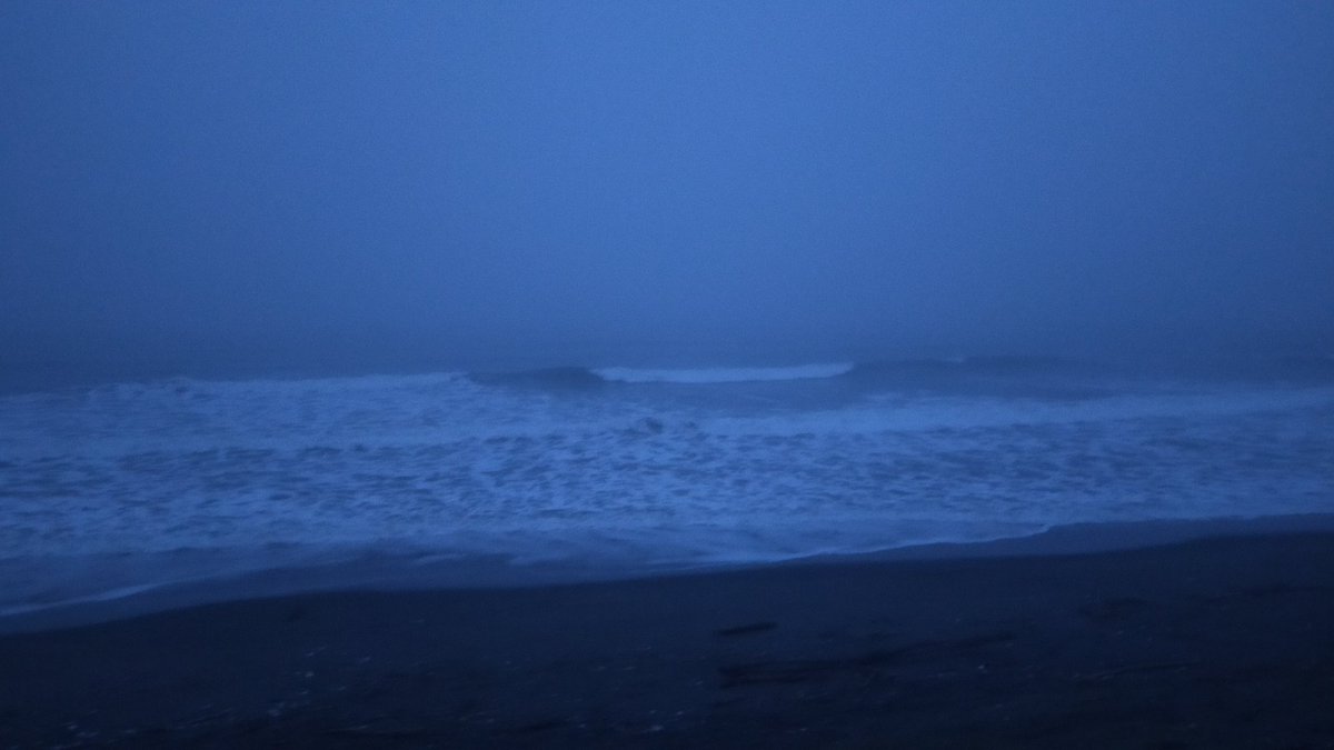 ari000b's tweet photo. 超早朝に白老周辺でサーフィンしました。

04:50くらいに到着したら、既に波を見ている人がいて、負けたって思いました（笑）

まだまだ遊べそうです。 https://t.co/q1SjkmSyZU