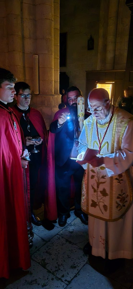 PreciosaSangrev's tweet photo. Esta noche, nuestra Cofradía ha celebrado con gozo la Vigilia Pascual, corazón del año litúrgico.

Que la luz del Resucitado nos fortalezca en la fe. ¡Feliz Pascua! https://t.co/CXoCGD9o2D