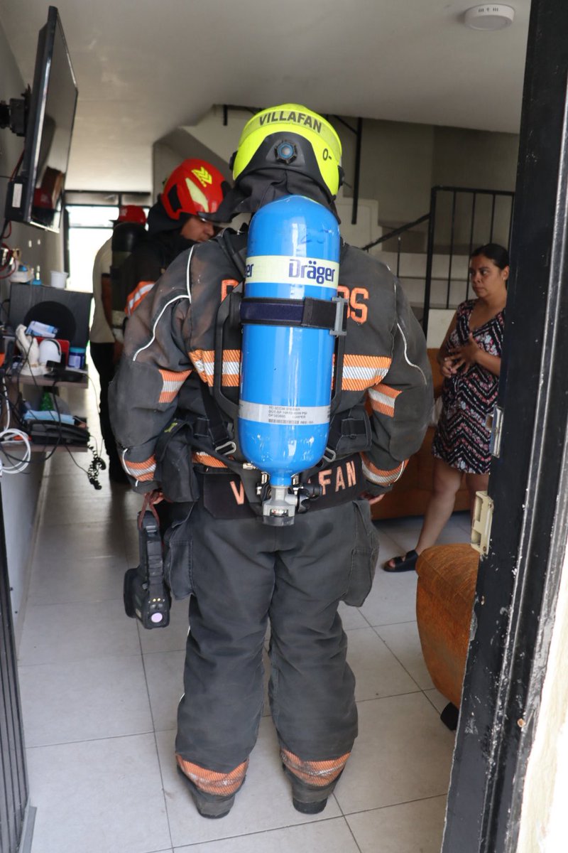UMPCyBZ's tweet photo. #Entérate 🚨
Oficiales de #Base1 atendieron un incendio en una vivienda de dos niveles en la colonia Lomas Universidad. El fuego, originado en un boiler en el patio trasero, fue sofocado por vecinos. Se descartaron riesgos y no hubo personas lesionadas. https://t.co/N9Qd51BbAu