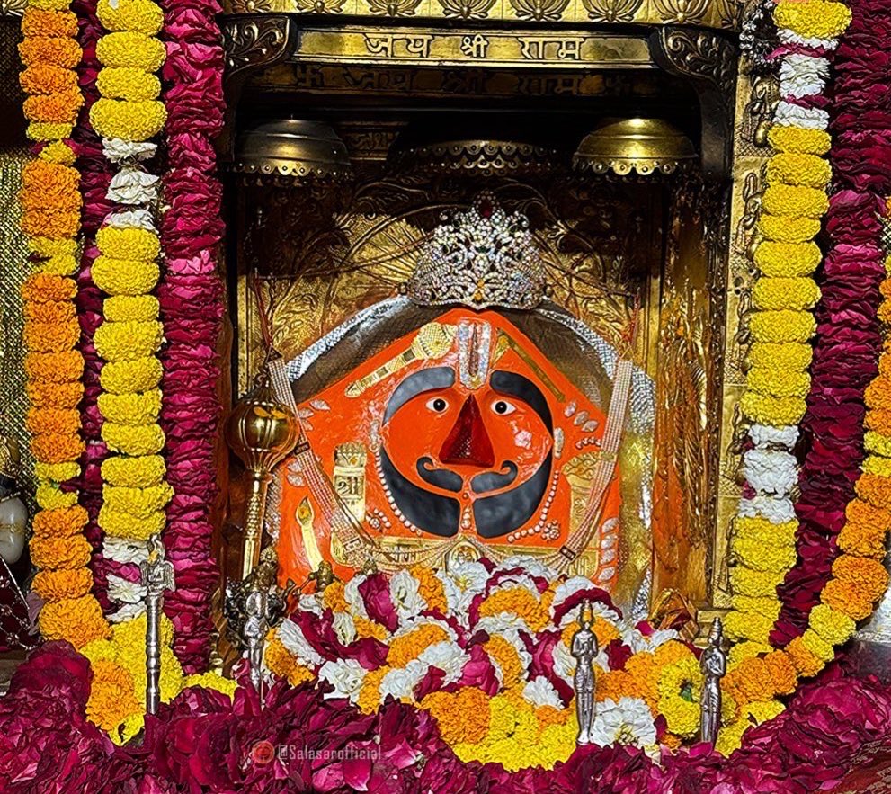 TharZone's tweet image. सुणो सालासर रा धनी, थारे भरोसे म्हारो यो 'थार' चाले है। ❤️
न कोई आडम्बर, न कोई दिखावा... बस मरुधरा री माटी और सालासर बालाजी री भक्ति। आप सगळा ने हनुमान जन्मोत्सव री घणी-घणी बधाई। धोक लगावण री त्यारी करलो सा! 🚩🙏
#SalasarBalaji #Marwar #HanumanJayanti #TharZone