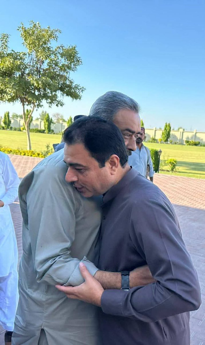 KhalidKhanLound's tweet image. Mir Khalid Ahmed Khan Lound, and Mir Noor Muhammad Khan Lound met with President PPP Sukkur Division, Jam Ikramullah Dharejo, and Town Chairman Ghotki, Asif Razzaq Dharejo.
Discussions focused on district issues, public welfare projects, and regional development.
#Ghotki #PPP