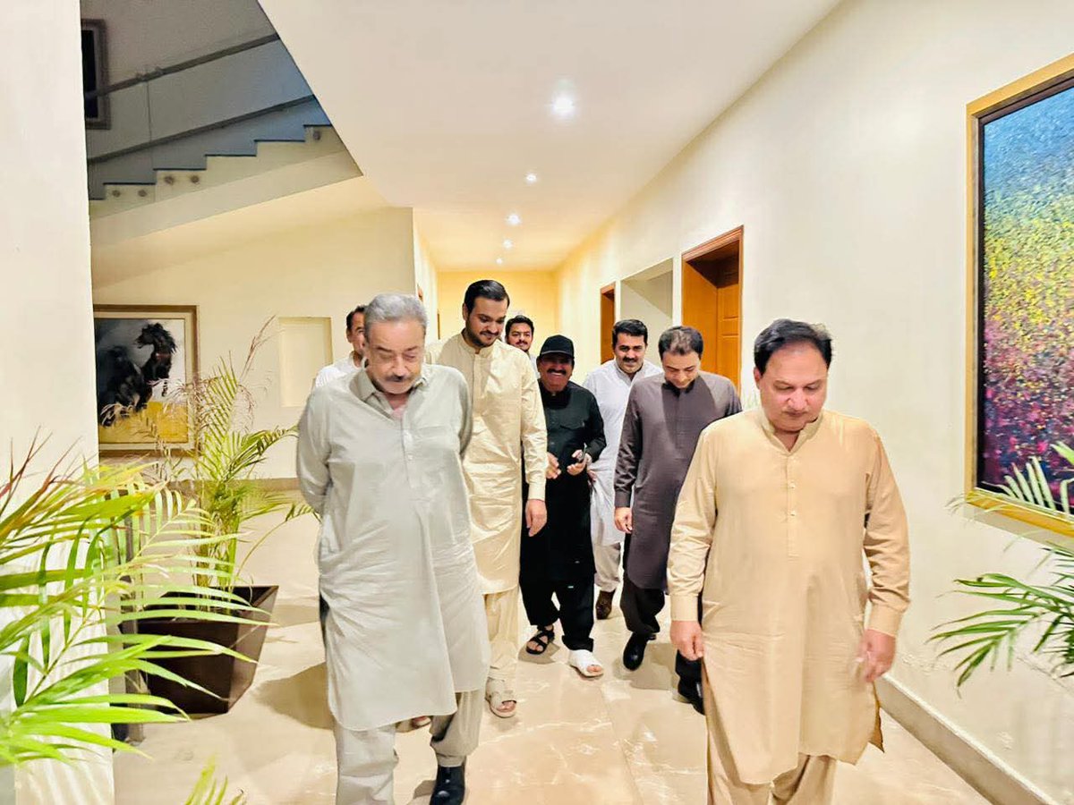 KhalidKhanLound's tweet image. Mir Khalid Ahmed Khan Lound, and Mir Noor Muhammad Khan Lound met with President PPP Sukkur Division, Jam Ikramullah Dharejo, and Town Chairman Ghotki, Asif Razzaq Dharejo.
Discussions focused on district issues, public welfare projects, and regional development.
#Ghotki #PPP