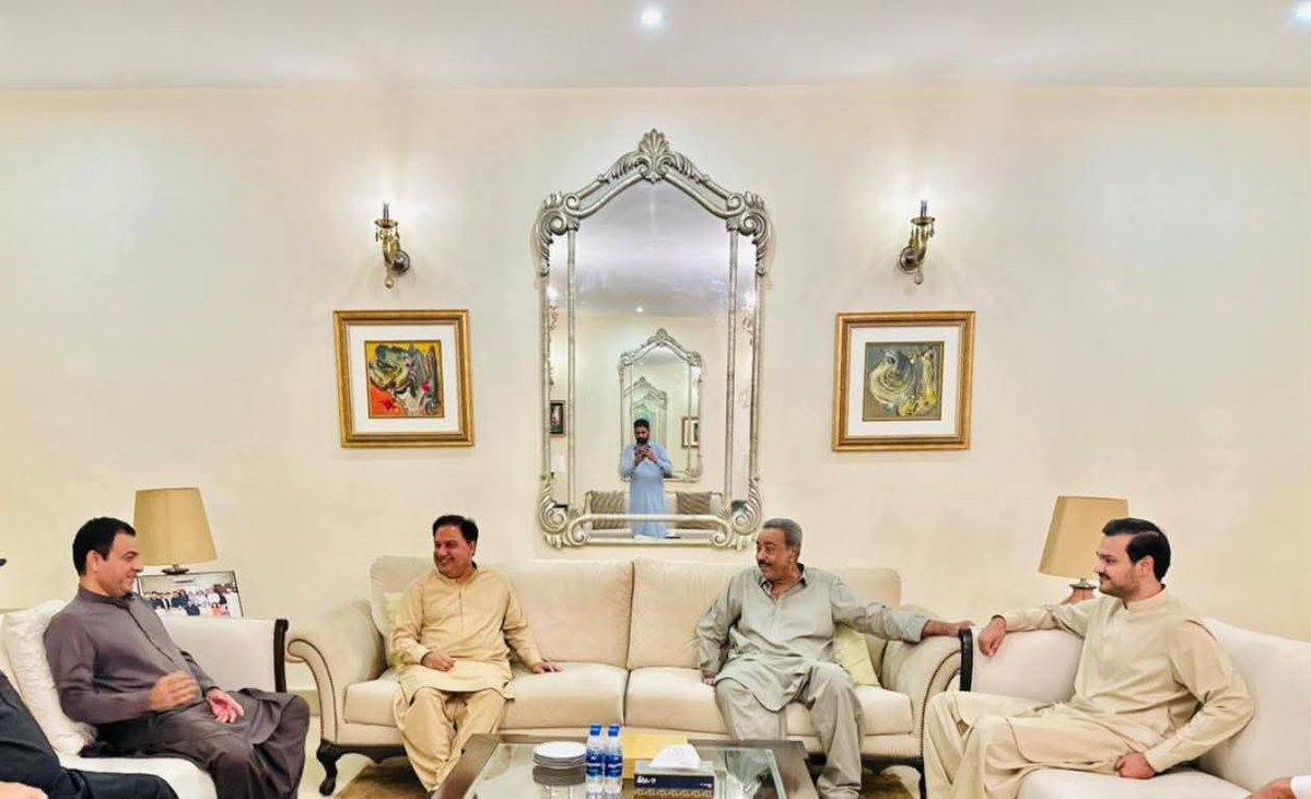 KhalidKhanLound's tweet image. Mir Khalid Ahmed Khan Lound, and Mir Noor Muhammad Khan Lound met with President PPP Sukkur Division, Jam Ikramullah Dharejo, and Town Chairman Ghotki, Asif Razzaq Dharejo.
Discussions focused on district issues, public welfare projects, and regional development.
#Ghotki #PPP