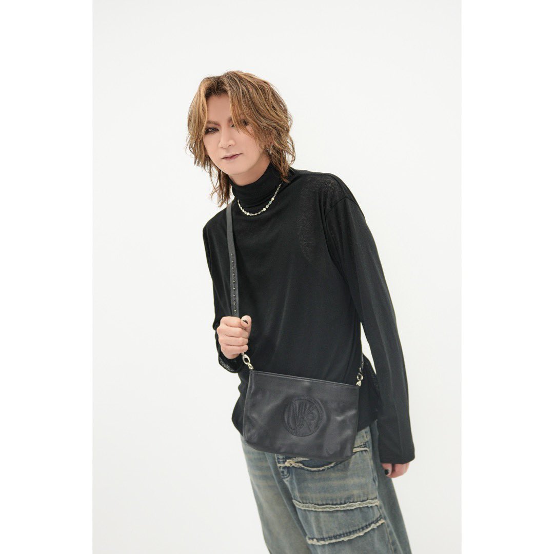 _nal_'s tweet photo. IKUO×Modern Piratesコラボレーションサコッシュの受注受付は本日までとなっています。

IKUOさんのデビュー30周年を記念してModern Piratesとのコラボレーションアイテムが誕生しました🎸☠️

是非IKUOさんのオフィシャルサイトをチェックしてみて下さいね🎶

５月22日のワンマンライブにご参加いただい方でご希望のお客様にはライブ終演後にIKUOさん本人から直接お渡しさせていただけますよ〜👍

※この商品の販売期間は2026年3月29日 12:00 ~ 2026年4月5日 23:59です。

https://t.co/Fa32EM3IwY

#IKUO
#30周年
#レザーサコッシュ
#BASS
#コラボレーション