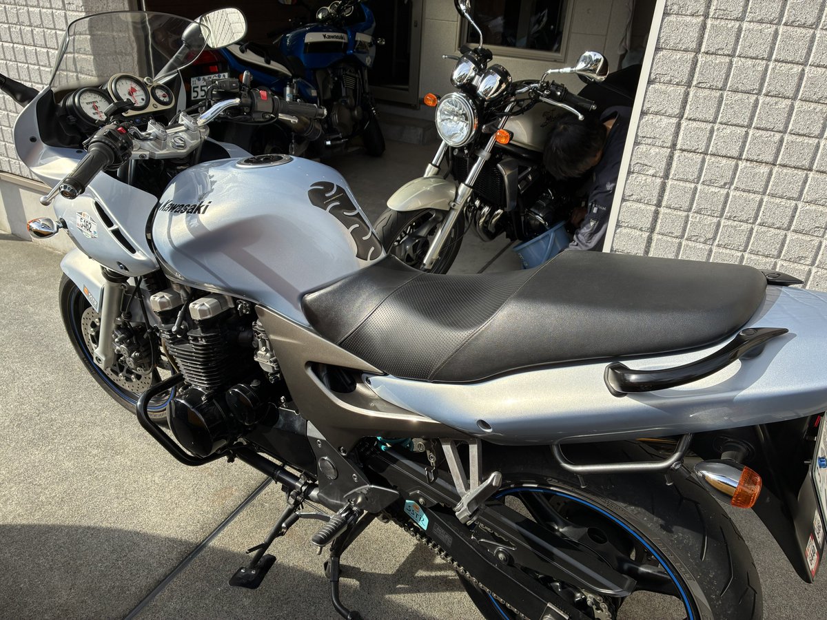 Balius2ZR7SJuke's tweet photo. 少し久しぶりに、ガレージOPEN
☀️暑くなりそう😅
#balius2 ステーター交換🛠️
by整備士👨🔧夫
#zr7s 洗車
by素人🙋♀️私 https://t.co/zxn63HGTJ2