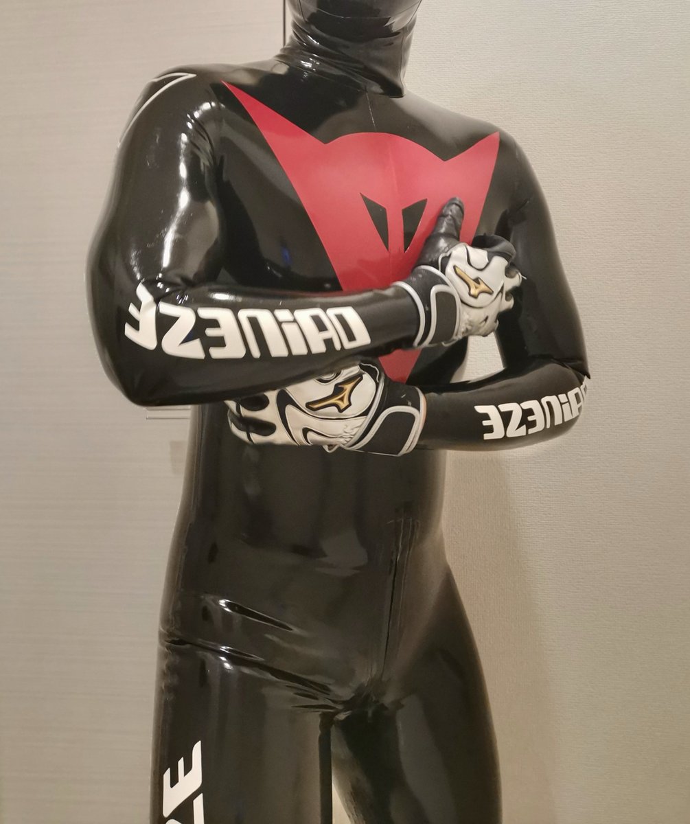MdnLi7's tweet photo. ラバーの臭気とテカり、ダイネーゼのロゴがタマンナイっす！　男根肉棒ペニスが異常に硬く勃起中 https://t.co/hhl7Ij7ATk