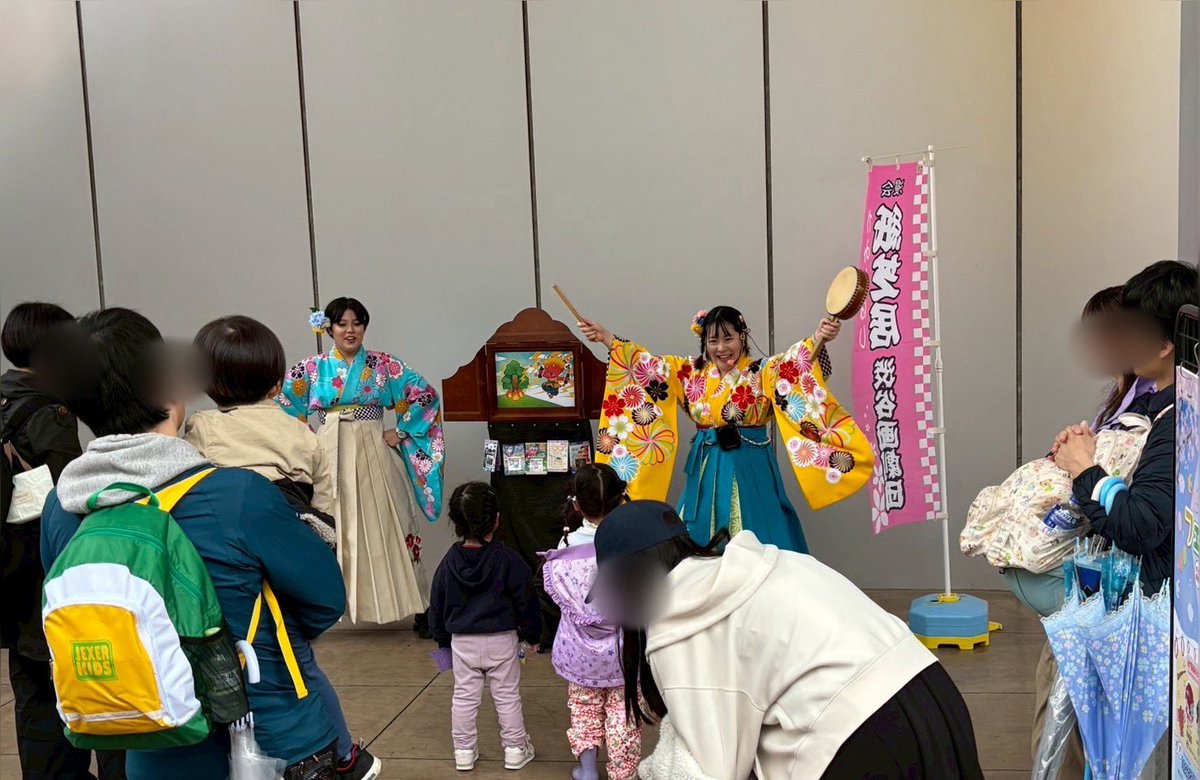 Fevuri1's tweet photo. おはようございます☀
昨日は東京タワーにて紙芝居口演✨

あいり〜んさんの太鼓に合わせみんなで雨やみの舞をしたら土砂降りに！？
「強くなってるじゃん！」と子供達からツッコミ🤣
らぶしーと子供達とにょきにょきダンス🌱
楽しかったぁ〜🌸

ノッポン兄も駆けつけてくれて、みんなでパシャっと！📸 https://t.co/BOmXcb2iFg