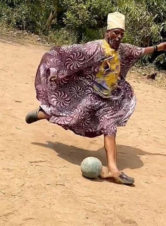 Mr. Roons tweet media