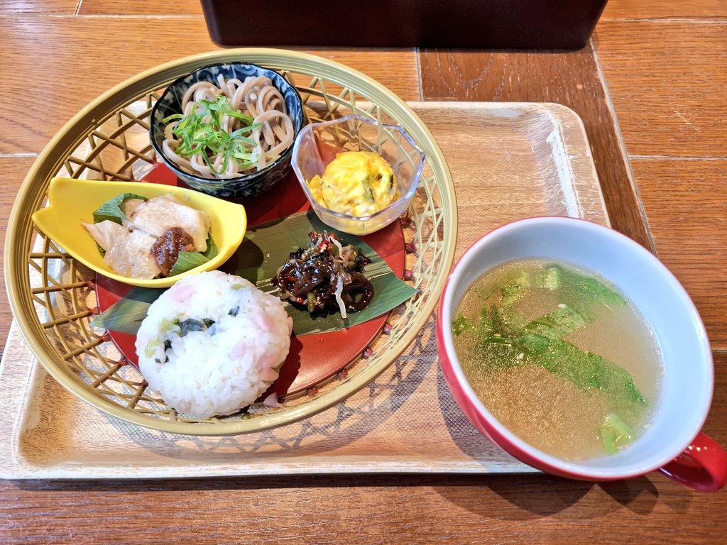shunEn14's tweet photo. 元同僚とランチ行ってきた！
お互いの職場の話からヲタ話まで、楽しくお喋り♪異動から10年経っても、こうして変わらず会って話を楽しめる間柄でいられることに感謝！明日からの仕事へのエネルギーをチャージできました💪✨ https://t.co/aCOUwfHzxR