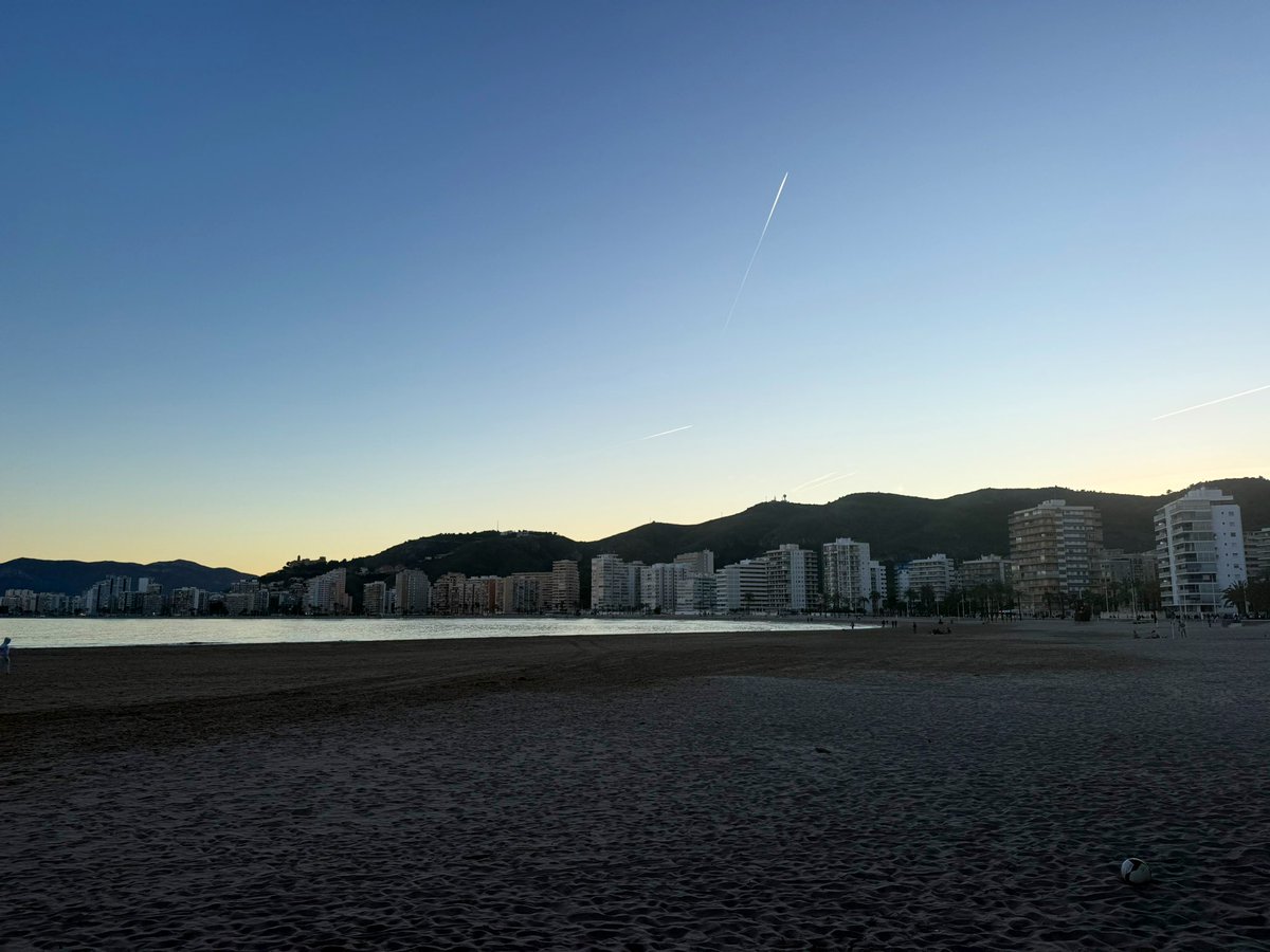 MeteoCullera's tweet photo. Finalmente, 19,7°C de Tª. maxima en #Cullera en este sábado. Unos km hacia el interior la temperatura se enfiló a 26/27°C, pero en la línea litoral las #brisas no permitieron que subiera más. Humedad que se mantuvo al 75% durante la tarde. Últimas luces del dia, desde #ElRacó. https://t.co/jznwX8agal