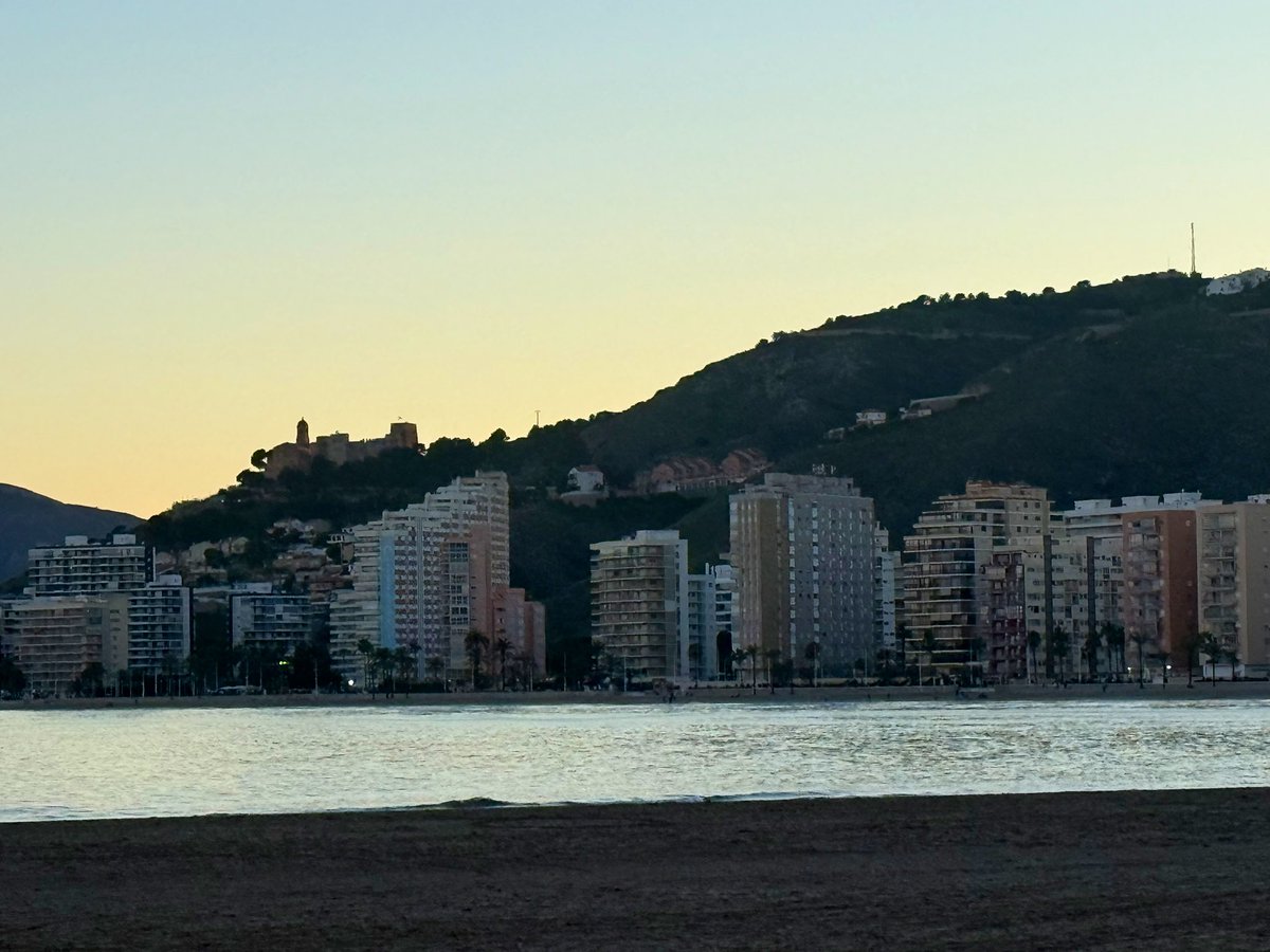 MeteoCullera's tweet photo. Finalmente, 19,7°C de Tª. maxima en #Cullera en este sábado. Unos km hacia el interior la temperatura se enfiló a 26/27°C, pero en la línea litoral las #brisas no permitieron que subiera más. Humedad que se mantuvo al 75% durante la tarde. Últimas luces del dia, desde #ElRacó. https://t.co/jznwX8agal