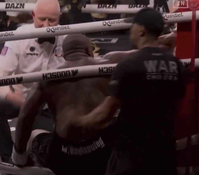 ChaseDeMoorFan's tweet image. WILDER WON BY KNOCKOUT  IN THE 8TH. 

HIS CORNER HELPING CHISORA OUT? AN IMMEDIATE DQ