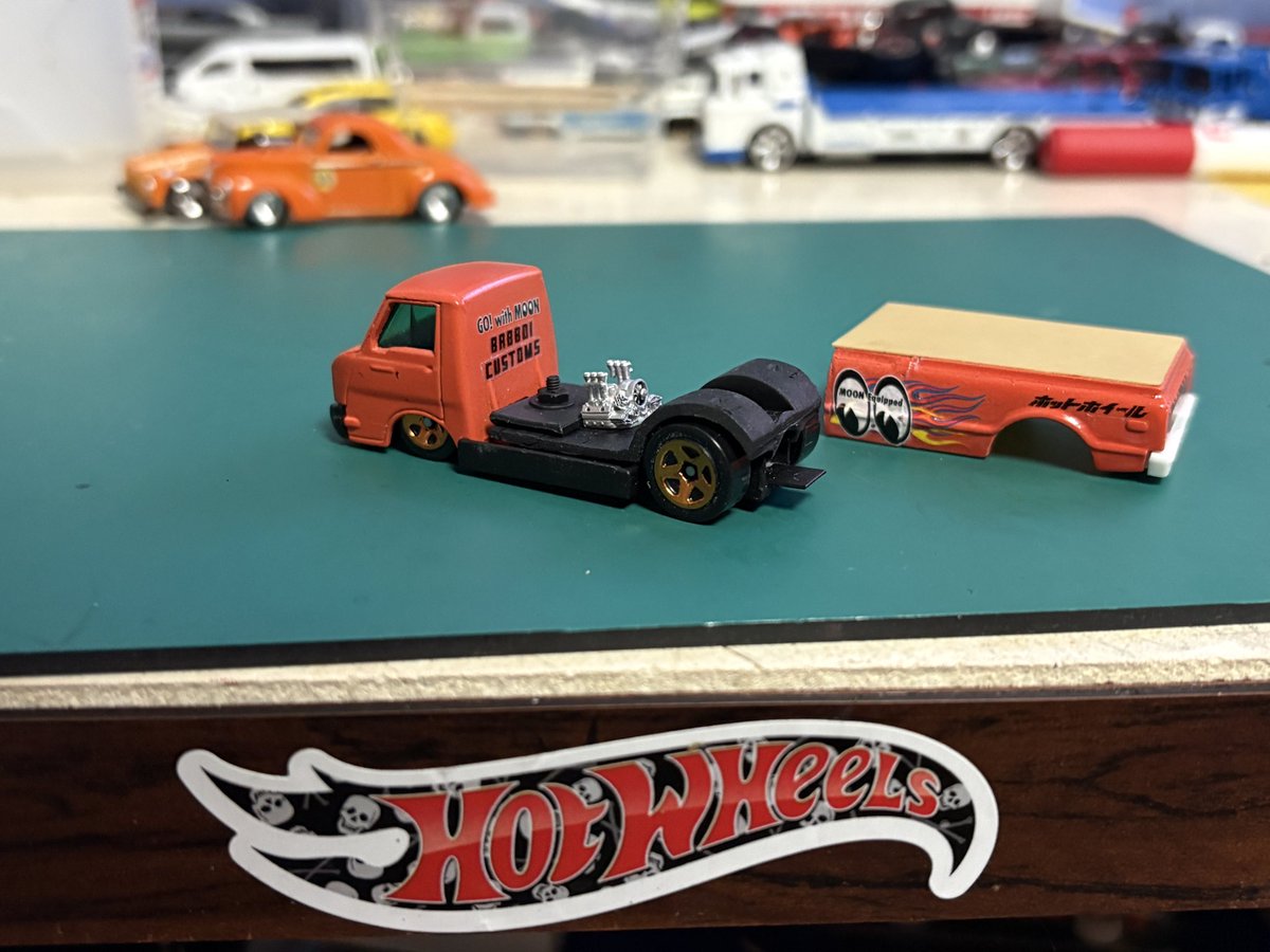porschegmbh's tweet image. #トミカ #エルフマイパック  #FLATBED
あのキモイオレンジのエルフなんだろ？のお声(そんなんない笑)にお答えして詳細に説明します
ベースはこちらの バックホー付いたボロジャンク➞シャーシ差替え➞フリートサイドのベッド架装➞ハッピーハロウィン仕様にペイント👍ポルシェフラット6inside👍