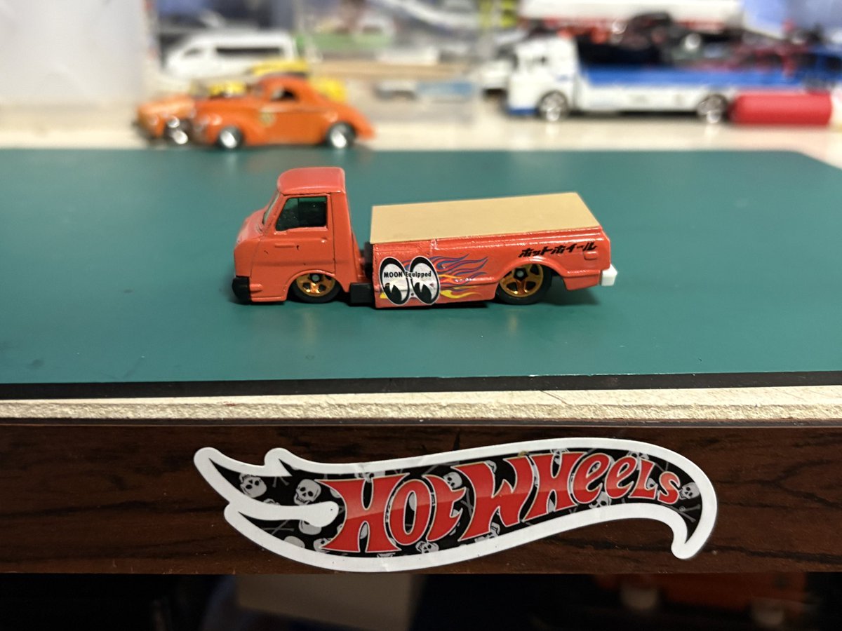 porschegmbh's tweet image. #トミカ #エルフマイパック  #FLATBED
あのキモイオレンジのエルフなんだろ？のお声(そんなんない笑)にお答えして詳細に説明します
ベースはこちらの バックホー付いたボロジャンク➞シャーシ差替え➞フリートサイドのベッド架装➞ハッピーハロウィン仕様にペイント👍ポルシェフラット6inside👍