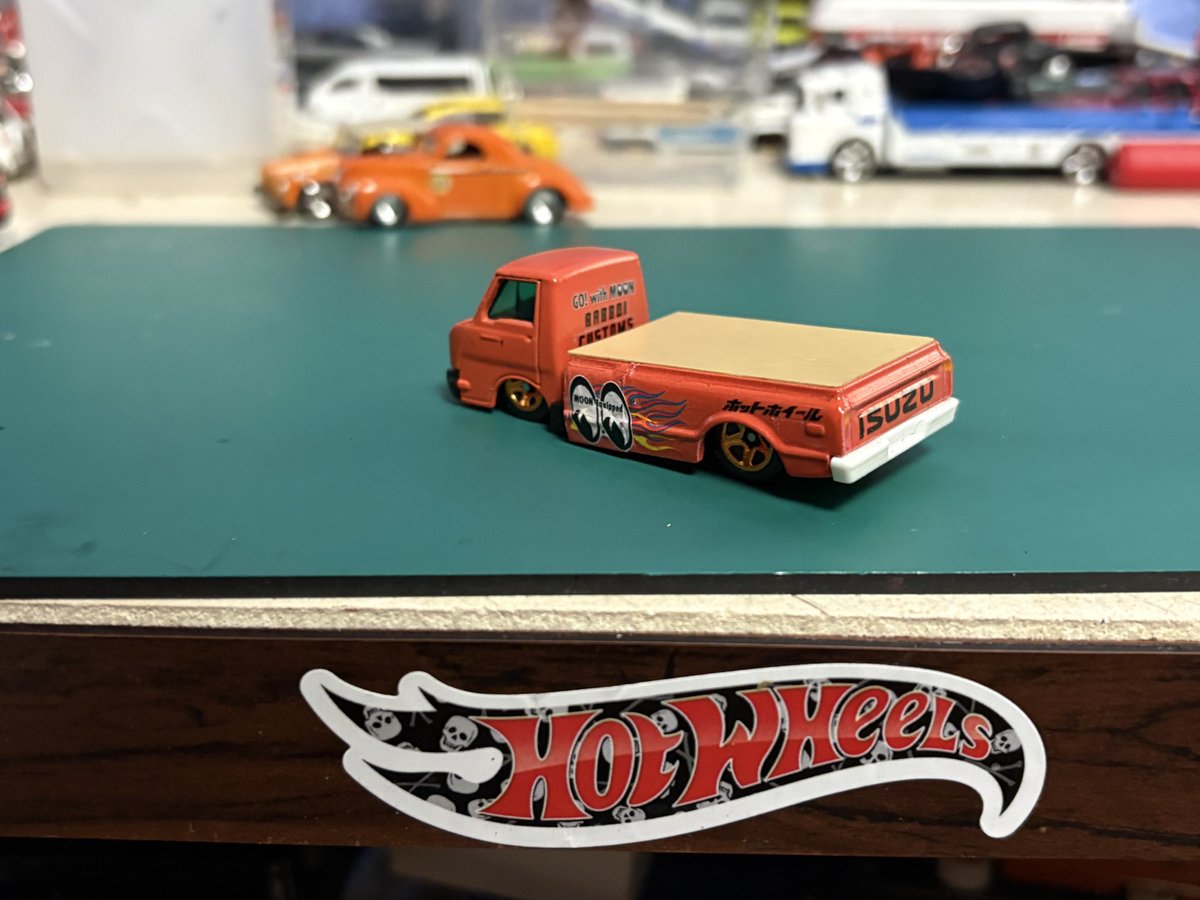 porschegmbh's tweet image. #トミカ #エルフマイパック  #FLATBED
あのキモイオレンジのエルフなんだろ？のお声(そんなんない笑)にお答えして詳細に説明します
ベースはこちらの バックホー付いたボロジャンク➞シャーシ差替え➞フリートサイドのベッド架装➞ハッピーハロウィン仕様にペイント👍ポルシェフラット6inside👍