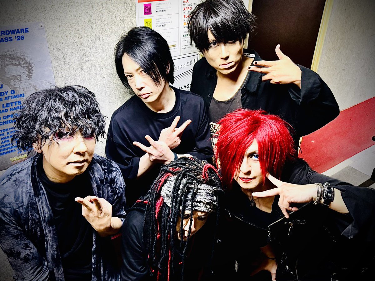shun_thefuzzbox's tweet photo. お酒もあまり飲まずにしっかり寝たので快適な目覚め\(´ω`)/✨

昨日は本当にありがとうございました！！
the FUZZの10年ぶりのライブは本当に不安で仕方なかったんだけどちゃんと歌えた！
そして最初のMCでもう泣きそうになった笑

本当にありがとう😊

NEiNも久々の長丁場でキツかったけど、すげえ楽しかったす🎸✨
いつものみんながいつも通りいてくれてすごいびっくりしたけどすごい嬉しかった✨
初見の方たちにNEiNの凄さが伝わってたらいいなぁ(*´﹃ `*)
みんなで最高の景色を次回も作り上げていこう！

ファズもNEiNも次回は5/16福岡🙇‍♂️🎸✨

何卒よろしくお願いします！
アルバムもたくさん売れてよかった！
NEiNは会場ごとに特典映像の内容が違うので要チェックやで👍✨

そんでもってこのあともバサフェスファンミよろしくお願いします〜