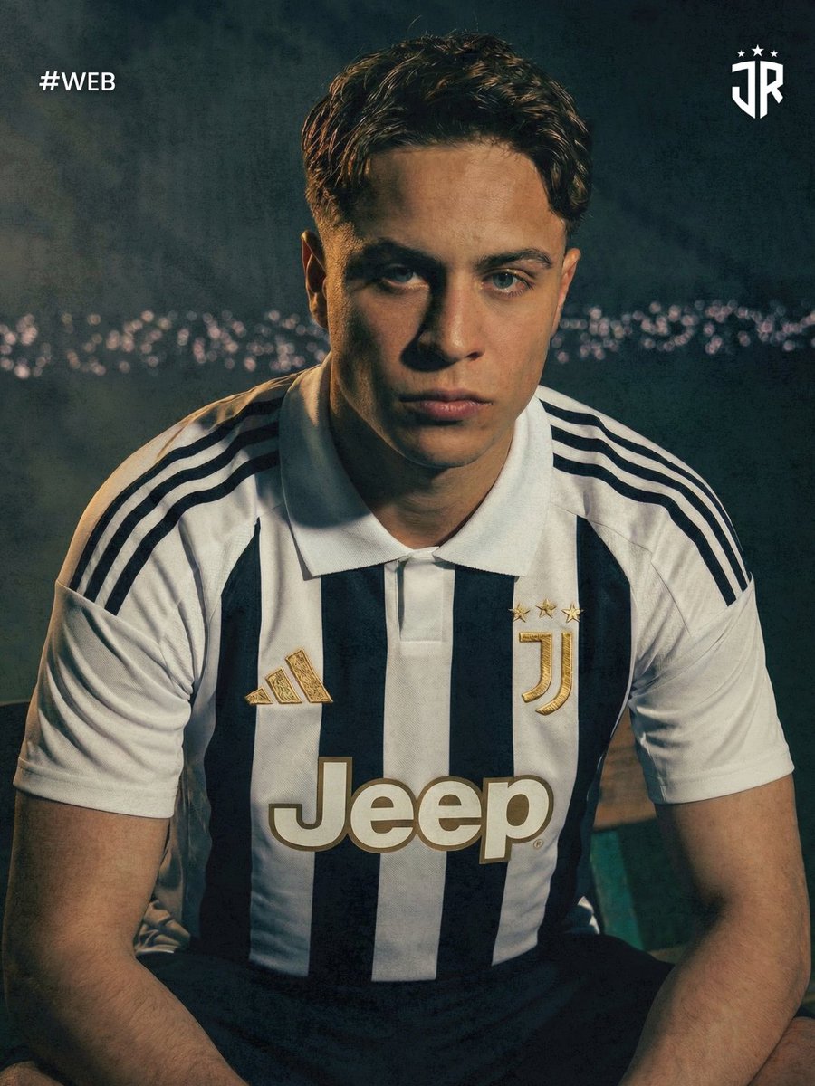 💥‼️ Sulla base dei leak di <a href="/Footy_Headlines/">Footy Headlines</a>, abbiamo ricreato la maglia Home 26/27 della #Juventus indossata dal nostro numero 10.

ℹ️ Logo #Jeep bianco con contorno dorato.
