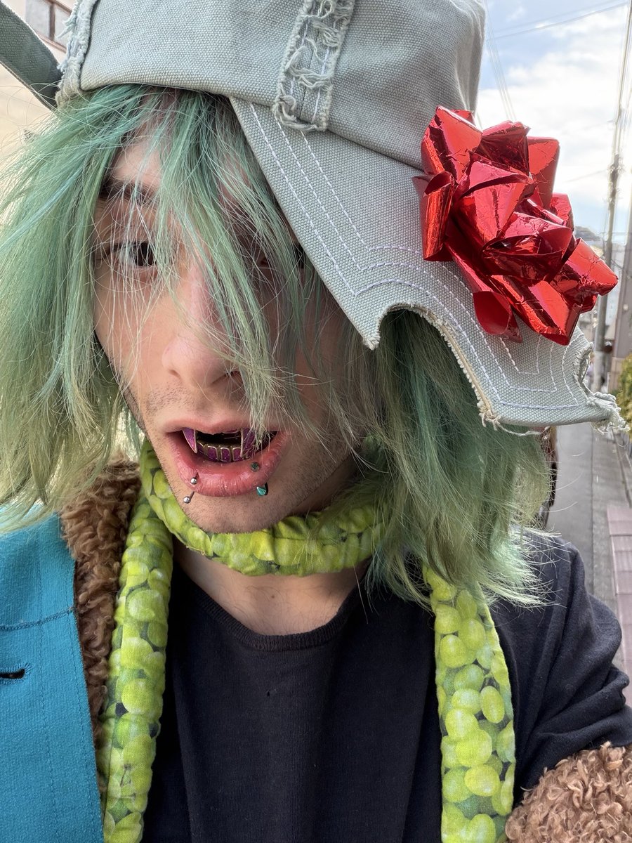 Kelply's tweet photo. We TRIM even in Tokyo 🤣✌️ https://t.co/344tfJvg5H