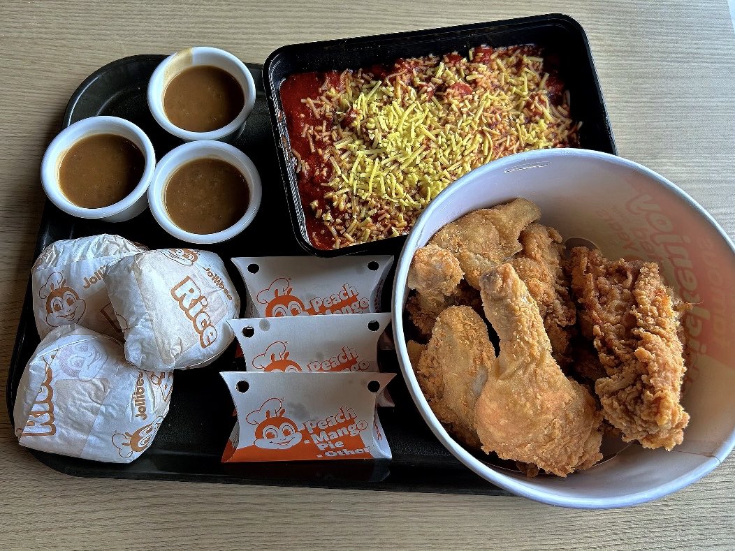 momogene5's tweet photo. Buong buo talaga ang #EasterCelebration basta may Crispylicious, Juicylicious Chickenjoy ng @Jollibee #ChickenjoyBucket #Jollibee #EasterCelebration https://t.co/AqKgTRtB7O