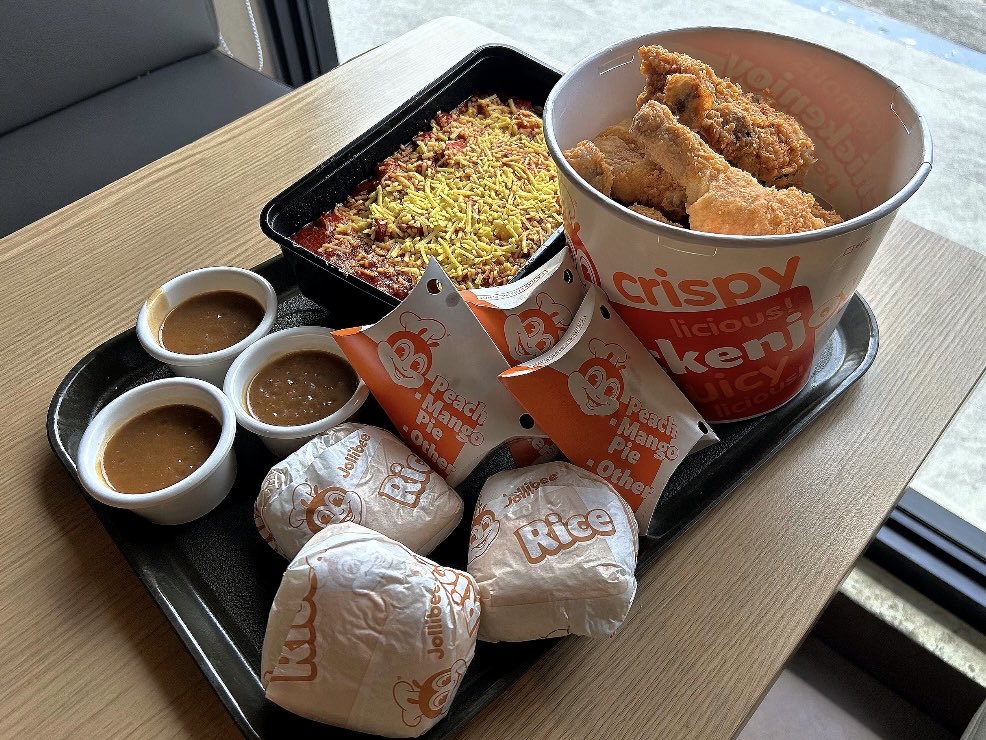 momogene5's tweet photo. Buong buo talaga ang #EasterCelebration basta may Crispylicious, Juicylicious Chickenjoy ng @Jollibee #ChickenjoyBucket #Jollibee #EasterCelebration https://t.co/AqKgTRtB7O