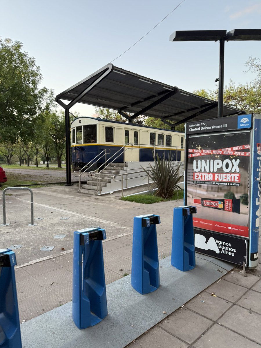 ɐƃuɐʇ uǝ ɐuɐɯɹǝɥ nʇ tweet media