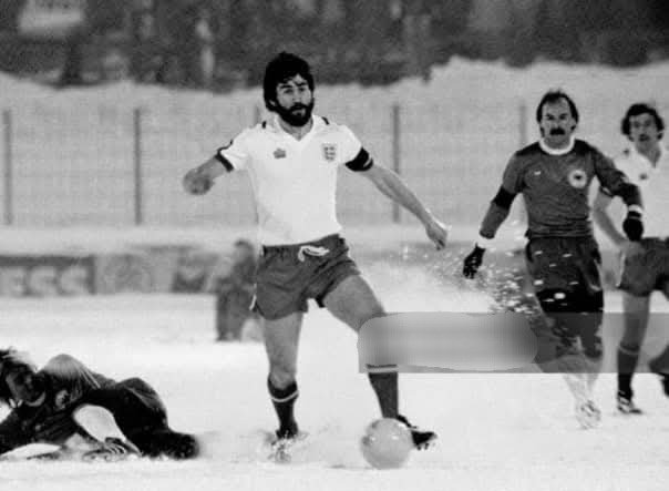 AndrewUllah's tweet photo. A V ERY Happy Birthday to @AVFCOfficial Legend Dennis Mortimer πππππ #AstonVilla #DennisMortimer https://t.co/YlX8ENG7EN