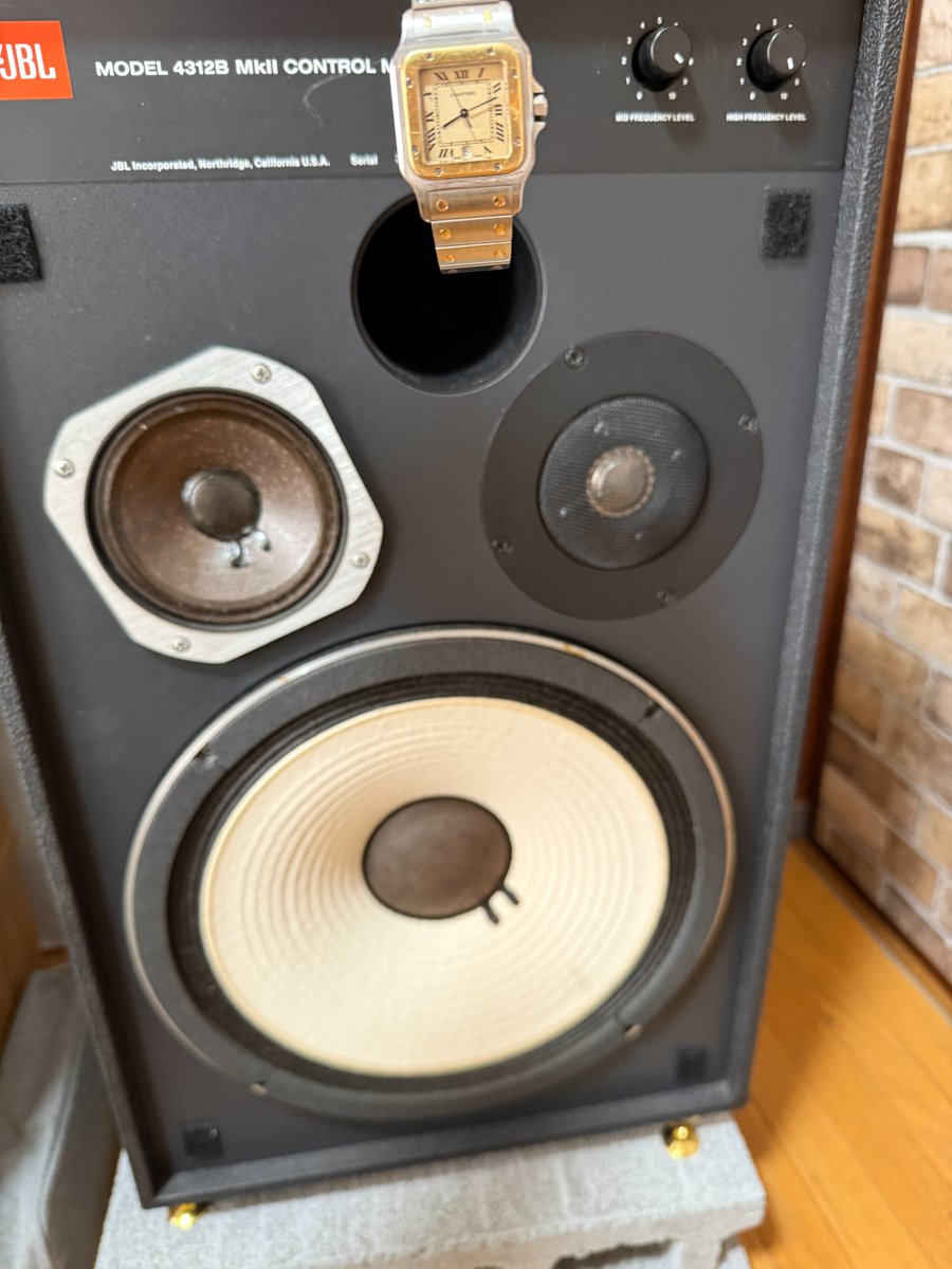 hiroki0519's tweet image. おはようございます。
きのうはお昼にしゃぶしゃぶ食べ放題へ行ってしまいました・・・今朝の体重は800g増です。
先週は焼肉食べ放題に行ったし・・・
これでは痩せない。
今朝は愛機JBL4312 MkⅡとCartier

#WATCH 
#CARTIER 
#JBL 
#JBK4312 
#JAZZ