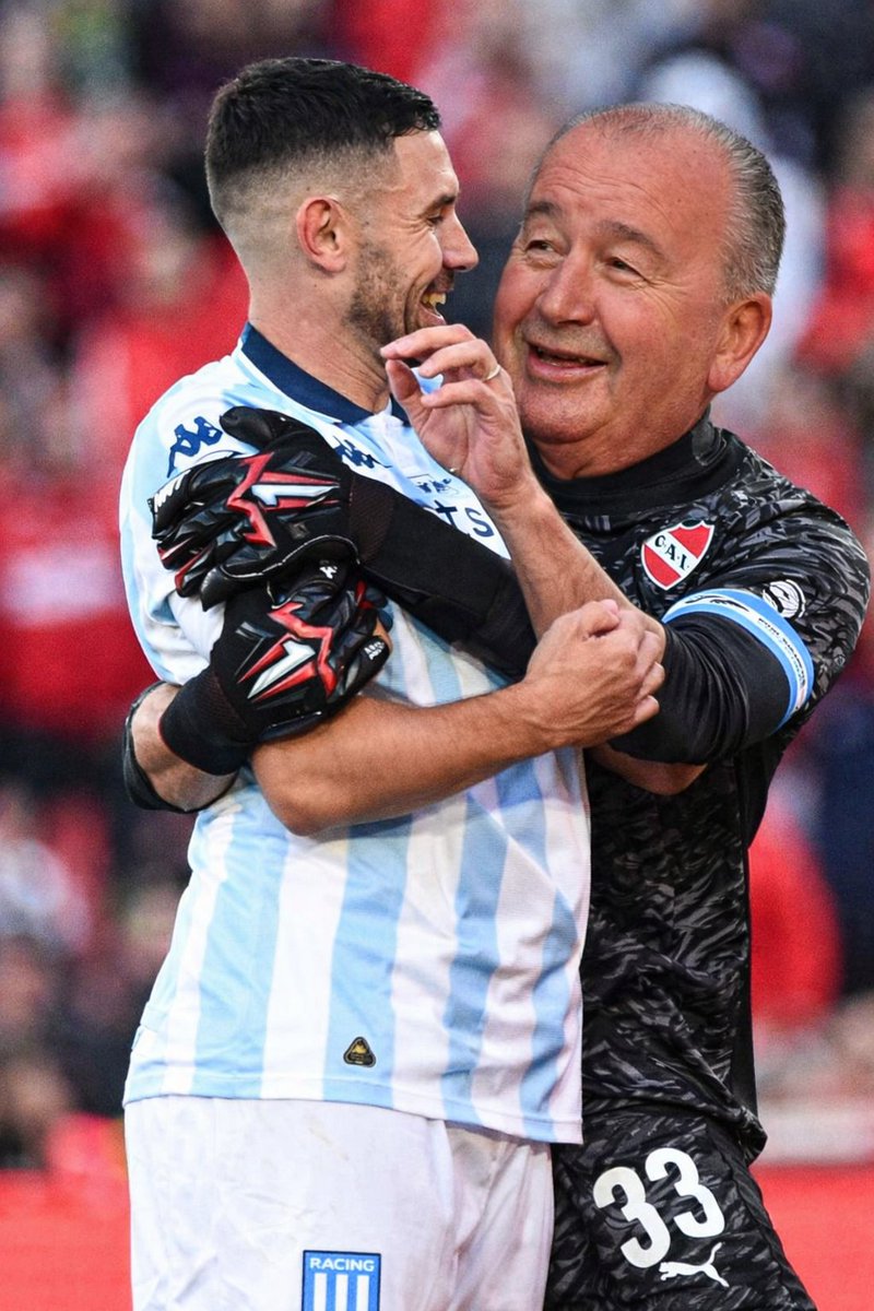 ESCÁNDALO 💣 -  Grondona sobornó a Martinez para errar el penal. Le habría ofrecido 23k. Se los vio juntos abrazados y festejando una vida de grandeza y una de mediocridad.  Le dejo así investigan los que más saben de esto como <a href="/Fernandez_MM/">Mariano Fernández</a> <a href="/martinidaberry/">Martin Idaberry</a>