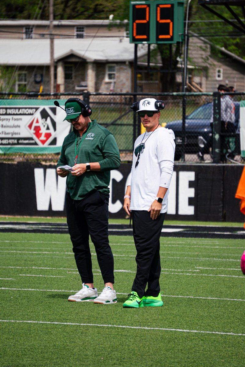 CoachChev6's tweet photo. Very special having the opportunity to coach with my son @chev06_ …He is developing into a top college coach! Grateful for this time with him in my head coaching coaching journey!! #Family 🙌💚 https://t.co/lBVLSKJoww