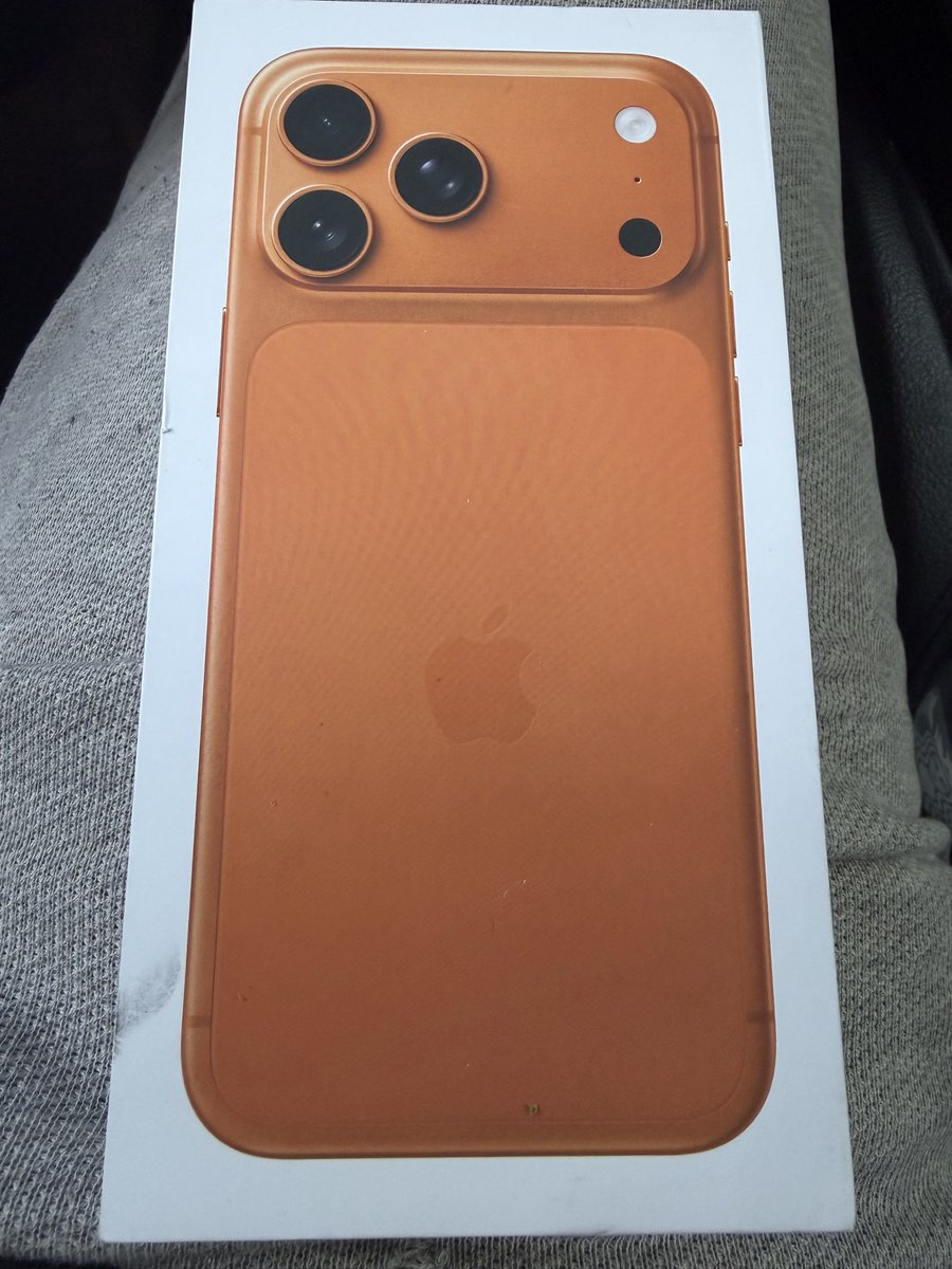 Smoksumbihhh's tweet image. Should i get a case ? Or keep living life on tha edge and taking chances without one ? 🤔 still trying to get used to how big this damn phone is. My old phone was the perfect size. I gotta use two hands to operate this bad boy. #Iphone #Iphone17 #ProMax