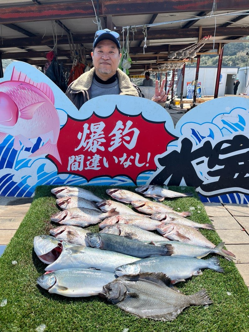 Toshi_HobbyRoom's tweet photo. 職場の皆さんと海上釣堀 水宝さんに行ってきました。
めっちゃ釣れて楽しかったです！！
でも、捌くのと食べるの大変そう。笑 https://t.co/xFUdcfLCns