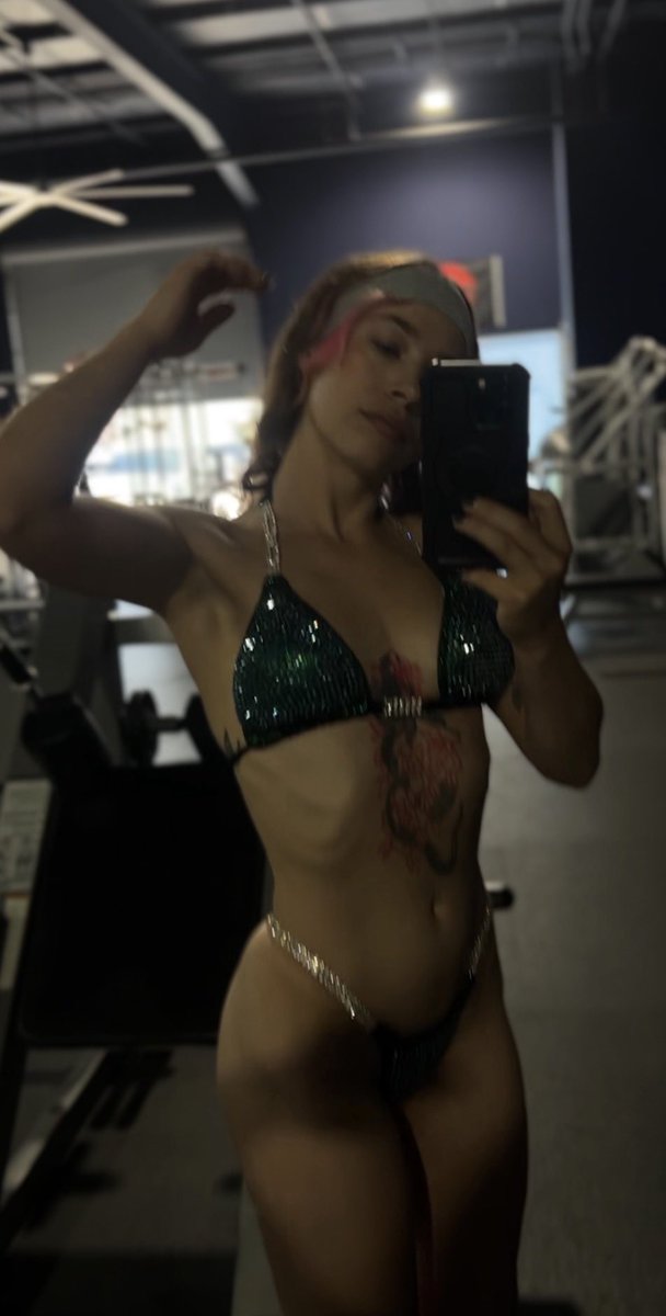 ripplepixie's tweet photo. A close up 👙💚🪩 https://t.co/GtNA0bWspk