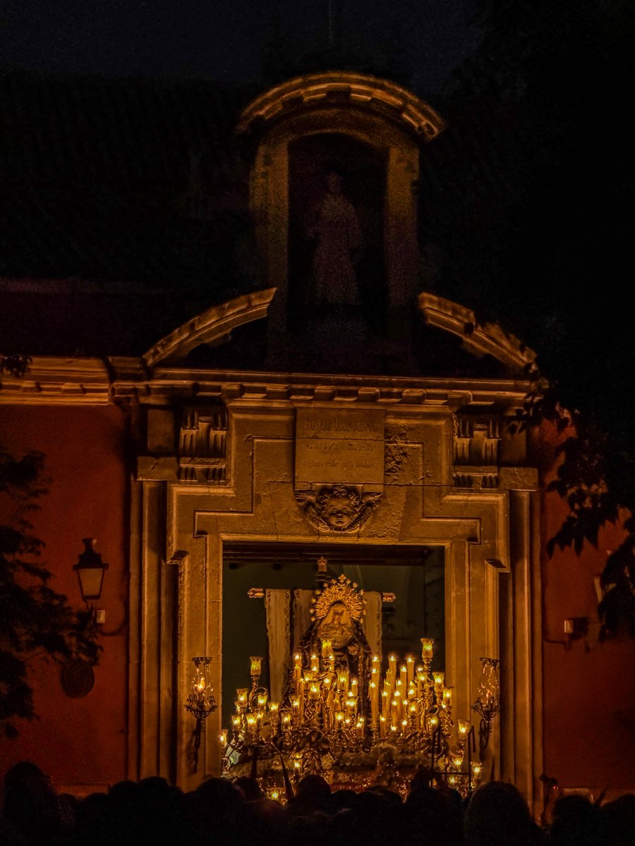 jmbq24's tweet photo. Se suceden las saetas desde el inicio de la calle Cardenal Spínola para la Soledad de San Lorenzo en una de las recogidas con más pureza de la Semana Santa sevillana.

La superioridad estética es impepinable. No dejéis que nos roben esto. No dejéis que nos expropien la nación. https://t.co/2OGOYAqDxN