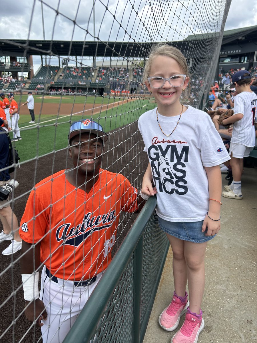 jet_au2003's tweet photo. @BubTerrell One little girls day was made being able to see you in person. You’re her favorite player. The one she looks for every game. Thanks for taking a second for a photo. War Eagle! https://t.co/UkfhdTyvaV