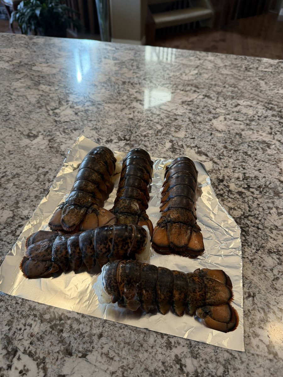 SmileyYYC's tweet image. What’s for dinner? #kissthecook 🧑‍🍳 😘 

#Calgary #easterweekend 🦞