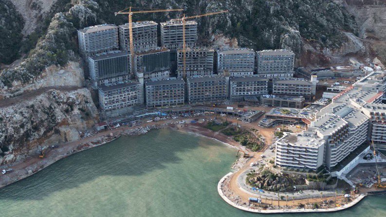 Kanuna göre kıyılar halka ait.
Fotoğrafa göre halk uzaktan bakabilir.