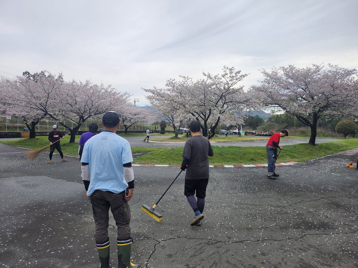 gang_chang_'s tweet image. 桜満開で綺麗なんだケド、濡れ花びらがエグいトラップ(笑)
#桜を見る会　#しんしろカートコース　#だもんで