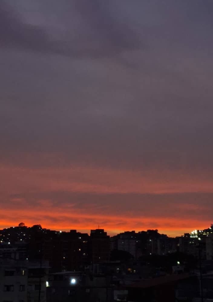 Lupcyl's tweet photo. Te regalo este atardecer Caraqueño @florentino https://t.co/GlzrlwD5WW
