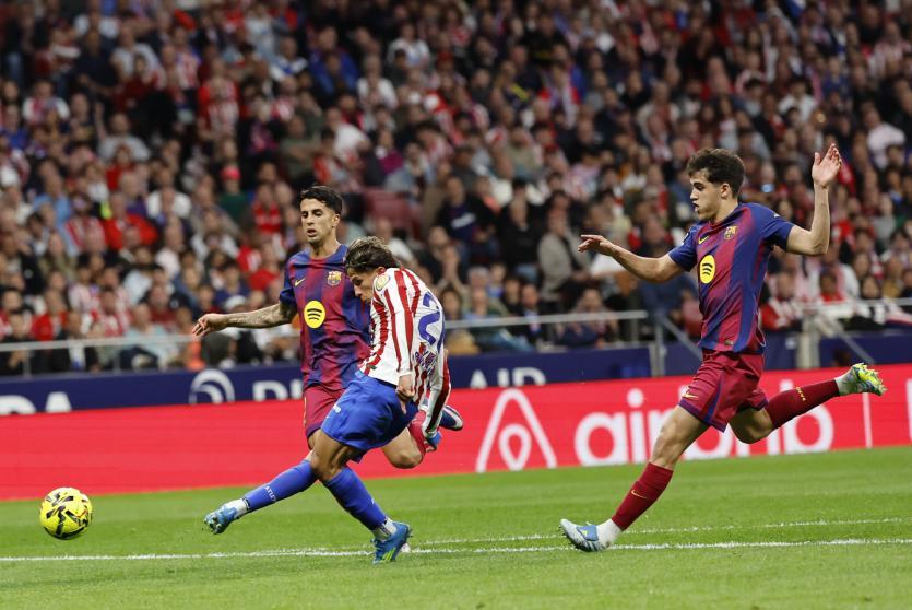siempreatletico's tweet photo. #AtletiBarça 1-2😠El #Atleti cae con honor tras una batalla desigual ante el Barça en el Metropolitano en #LaLigaEASports. Giuliano⚽️vuelve a marcar, pero el @Atleti sucumbe al final del partido condicionado por la justa expulsión de Nico.Musso,excelente👏 https://t.co/cOvvY8eihb https://t.co/FnqYDU7YI4