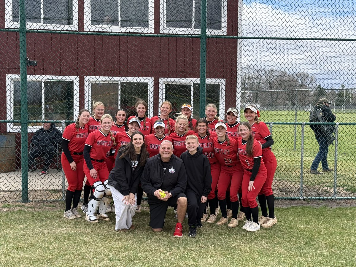 HHSSoftball tweet media