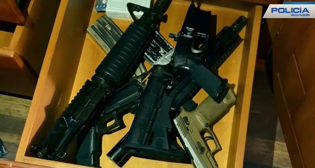 CuencaPlay's tweet image. 🚨Policía Nacional realizó el allanamiento de un inmueble en #Ricaurte, presuntamente vinculados al hecho violento acontecido el dia jueves en la Av. De Las Américas: 2 Fusiles, calibre 5.56, 5 alimentadoras, 1 pistola Sigsauer, 1 pistola glock 17, 6 granadas tipo piña.